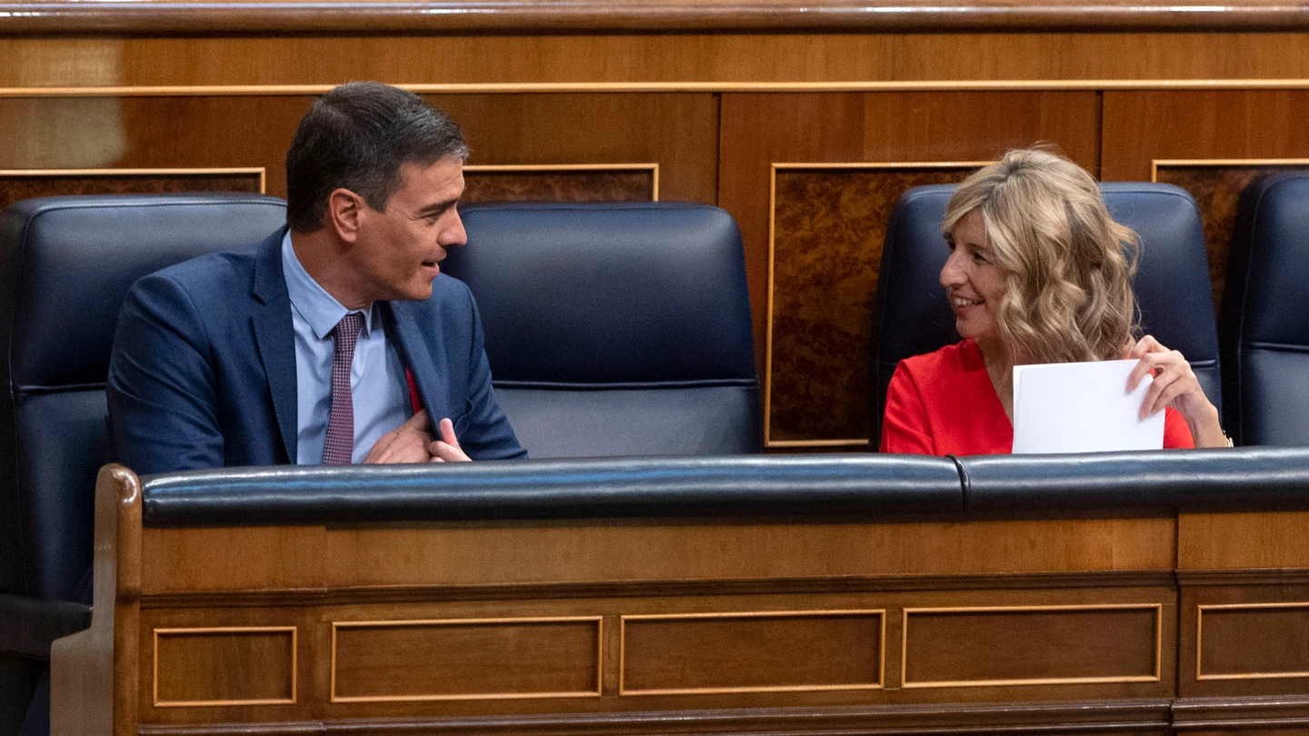 El presidente del Gobierno, Pedro Sánchez, conversa con la vicepresidenta segunda y ministra de Trabajo y Economía Social, Yolanda Díaz, durante un pleno extraordinario en el Congreso de los Diputados. El presidente del Gobierno, Pedro Sánchez, conversa con la vicepresidenta segunda y ministra de Trabajo y Economía Social, Yolanda Díaz, durante un pleno extraordinario en el Congreso de los Diputados.