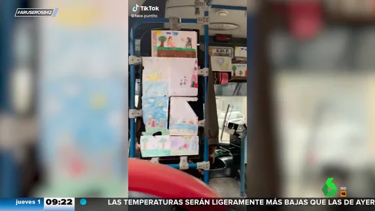 Un museo andante: el autobús decorado con los dibujos de la hija del conductor Un museo andante: el autobús decorado con los dibujos de la hija del conductor