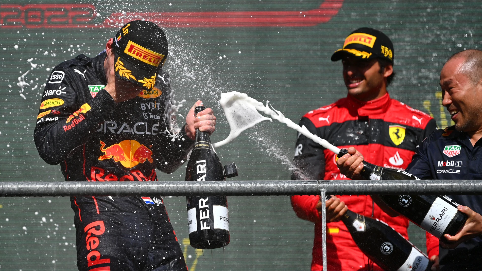 Max Verstappen, en el podio con Carlos Sainz