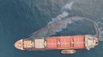 Imagen aérea del buque en la que se ve la mancha de fuel que sale de la barrera