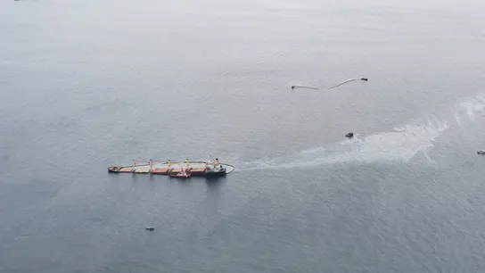 Imagen aérea del buque con la mancha de fuel que sale de la barrera Imagen aérea del buque con la mancha de fuel que sale de la barrera