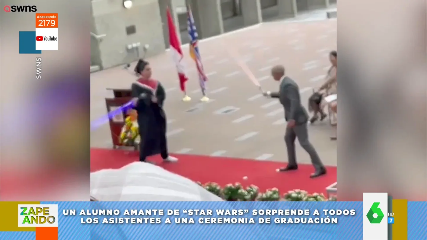 Así reta un alumno al director de su instituto a un duelo de sables láser al más puro estilo 'Star Wars' en mitad de la graduación Así reta un alumno al director de su instituto a un duelo de sables láser al más puro estilo 'Star Wars' en mitad de la graduación
