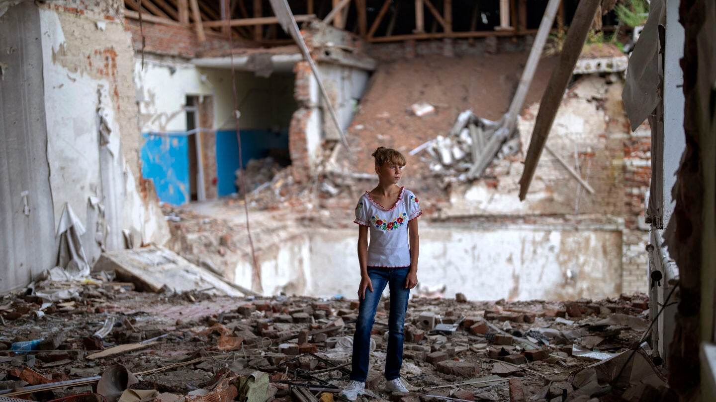 Sofia Klyshnia, en las ruinas de lo que fue su clase en Chernígov, Ucrania