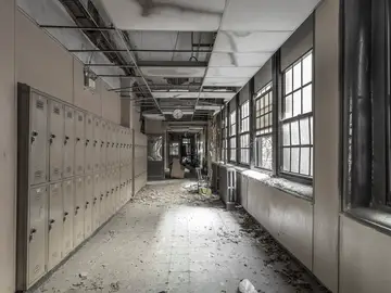 Imagen de archivo de una escuela abandonada