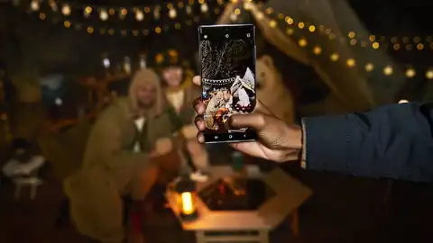 Trucos y consejos para hacer mejores fotografías nocturnas con el móvil Móvil con modo noche