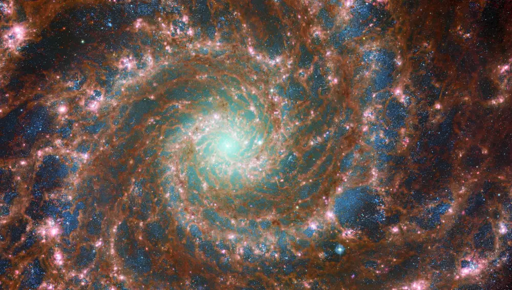 Galaxia fantasma M74 captada por el telescopio espacial James Webb