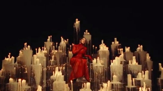 Rosal&iacute;a en el v&iacute;deo de 'El pa&ntilde;uelo', su primera colaboraci&oacute;n con Romeo Santos.