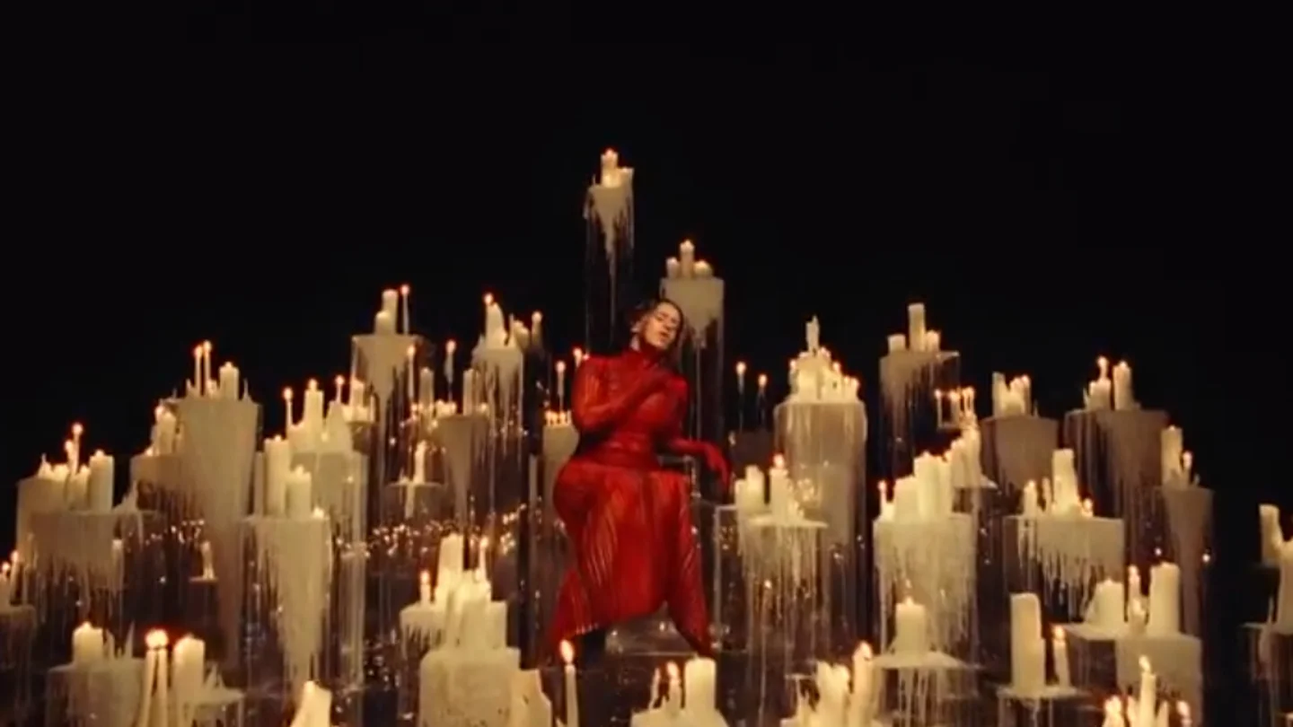 Rosalía en el vídeo de 'El pañuelo', su primera colaboración con Romeo Santos. Rosalía en el vídeo de 'El pañuelo', su primera colaboración con Romeo Santos.