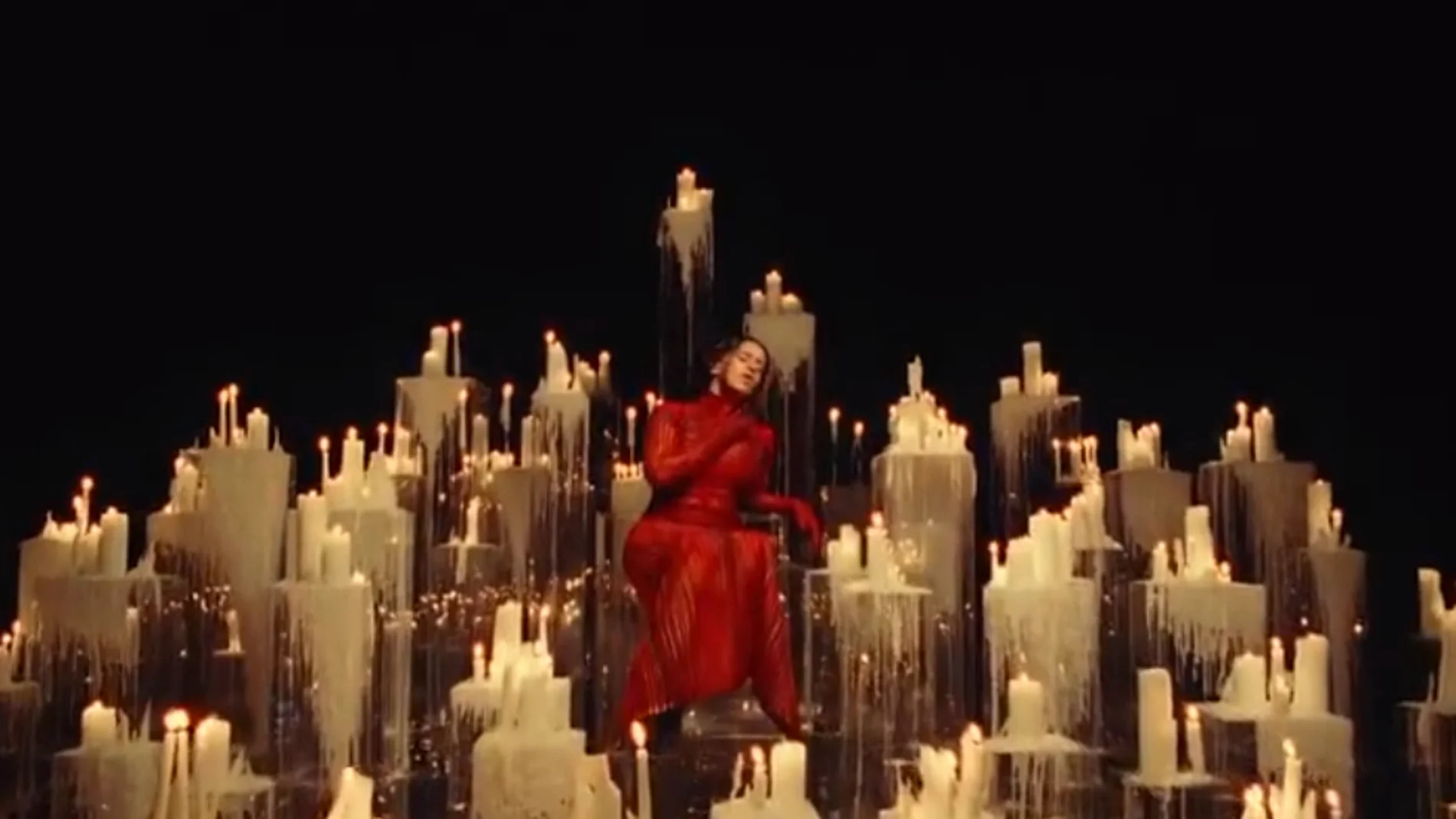 Rosalía en el vídeo de &#39;El pañuelo&#39;, su primera colaboración con Romeo Santos.