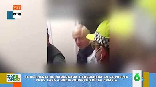 El momento viral en el que una persona se despierta y encuentra a Boris Johnson con la Policía en su descansillo El momento viral en el que una persona se despierta y encuentra a Boris Johnson con la Policía en su descansillo