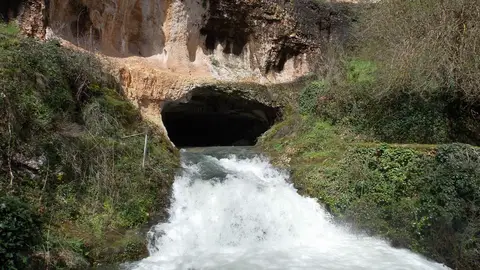 Orbaneja del Castillo. Curso de agua. Orbaneja del Castillo. Curso de agua.