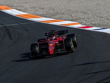 Ferrari y Mercedes brillan en los libres del viernes en Zandvoort