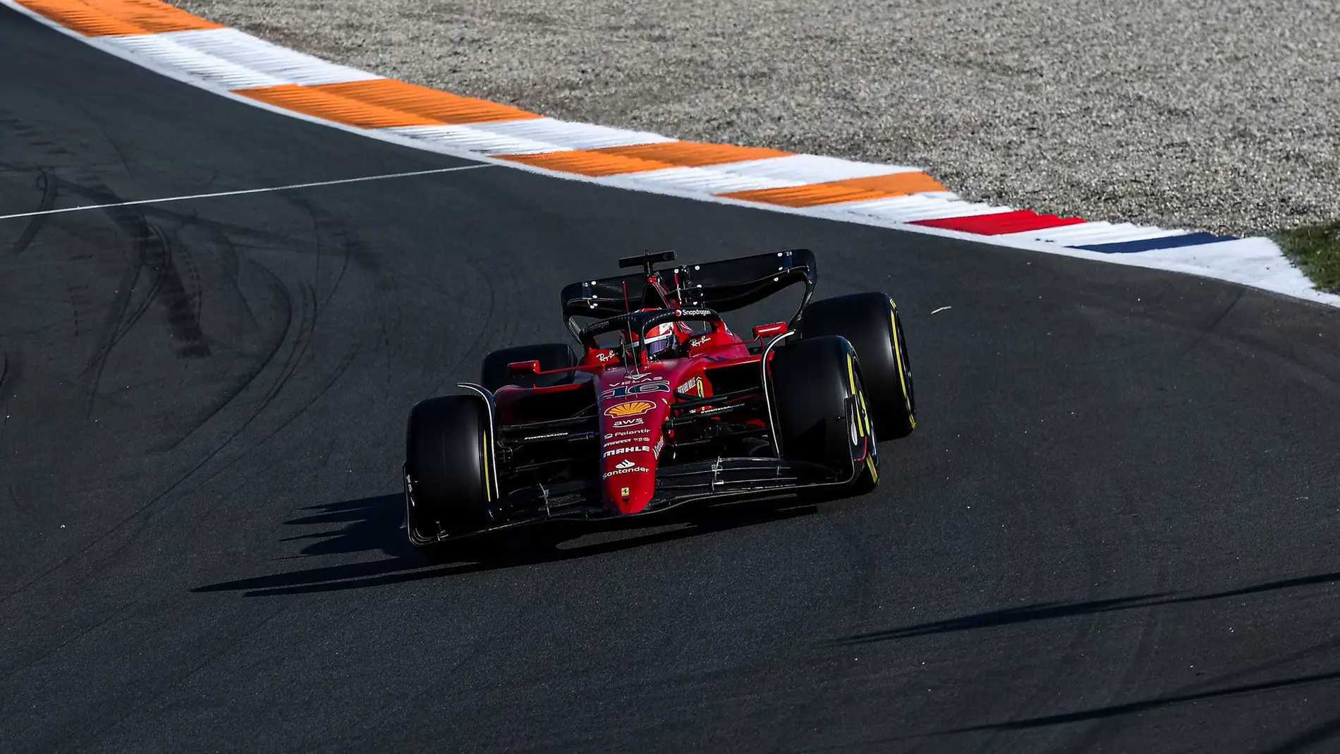 Ferrari y Mercedes brillan en los libres del viernes en Zandvoort