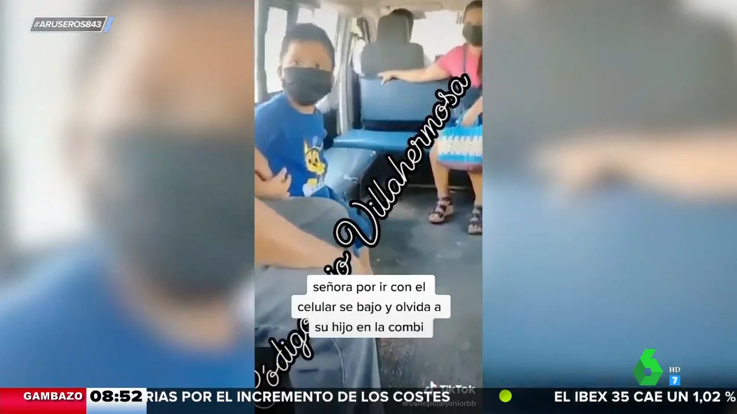 Una madre olvida a su hijo en el autobús por ir pendiente de su móvil Una madre olvida a su hijo en el autobús por ir pendiente de su móvil