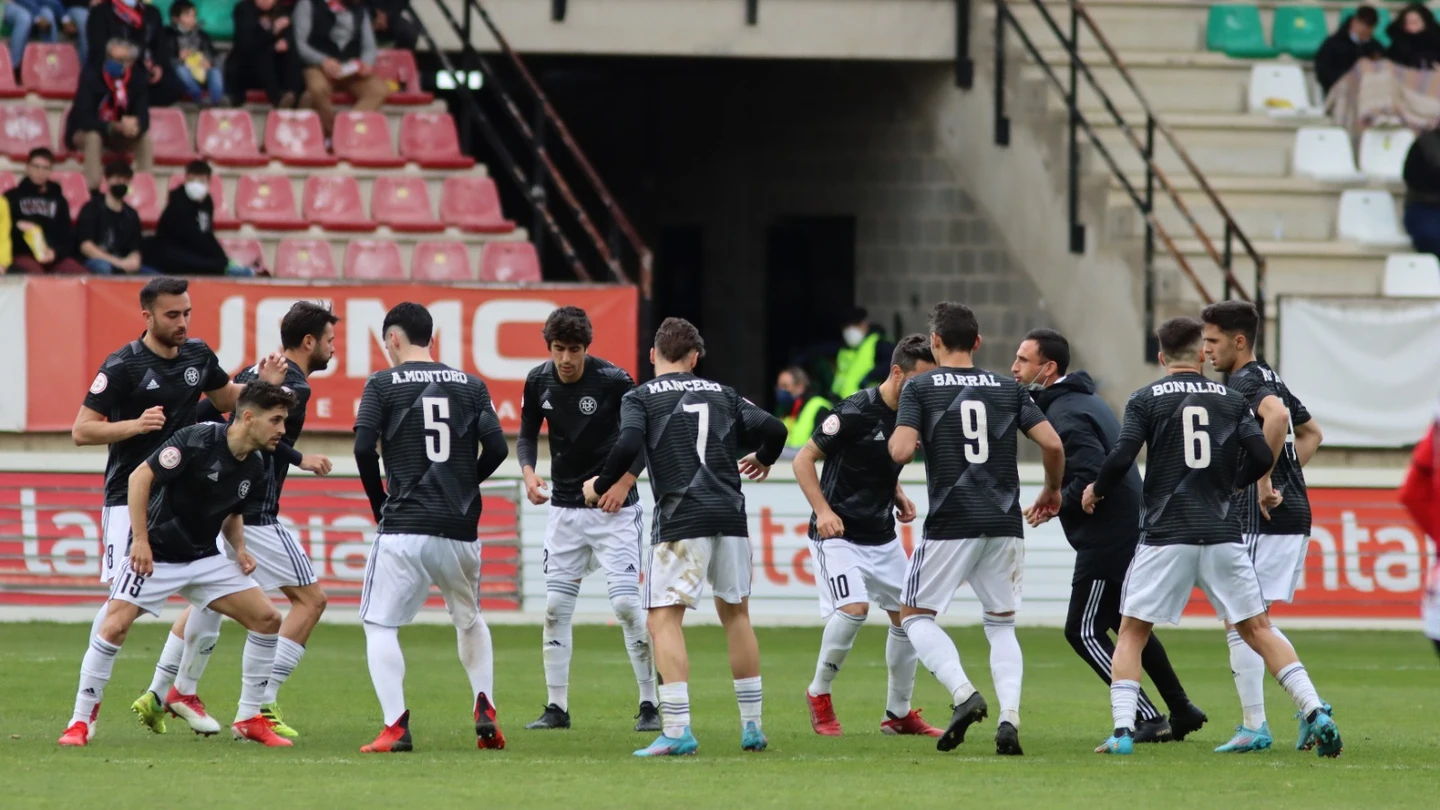 Varios jugadores del DUX, en un calentamiento previo a un partido Varios jugadores del DUX, en un calentamiento previo a un partido