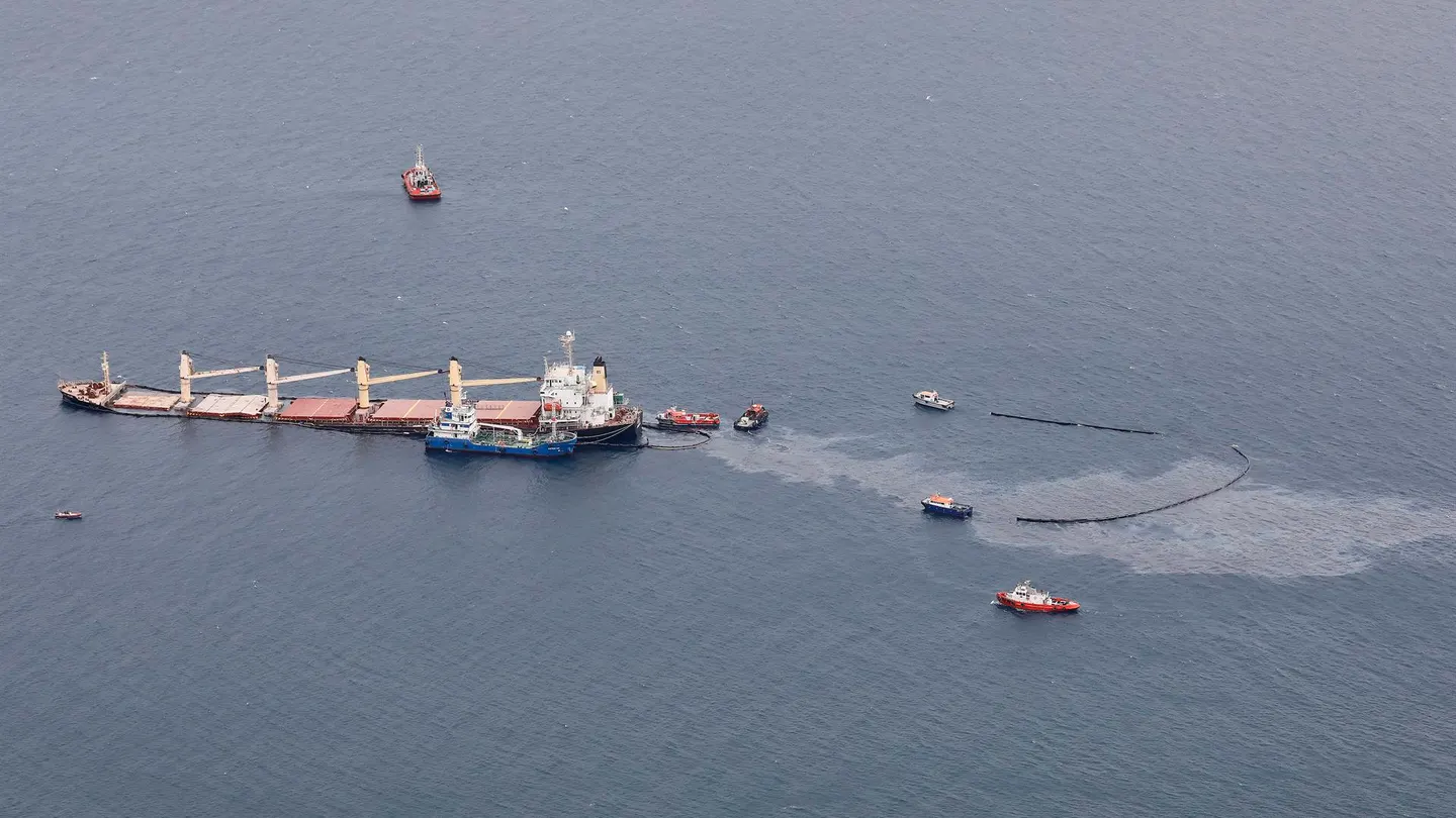 Fuga de fuel en Gibraltar: ya se ha extraído el 80% del combustible del buque semihundido Fuga de fuel en Gibraltar: ya se ha extraído el 80% del combustible del buque semihundido