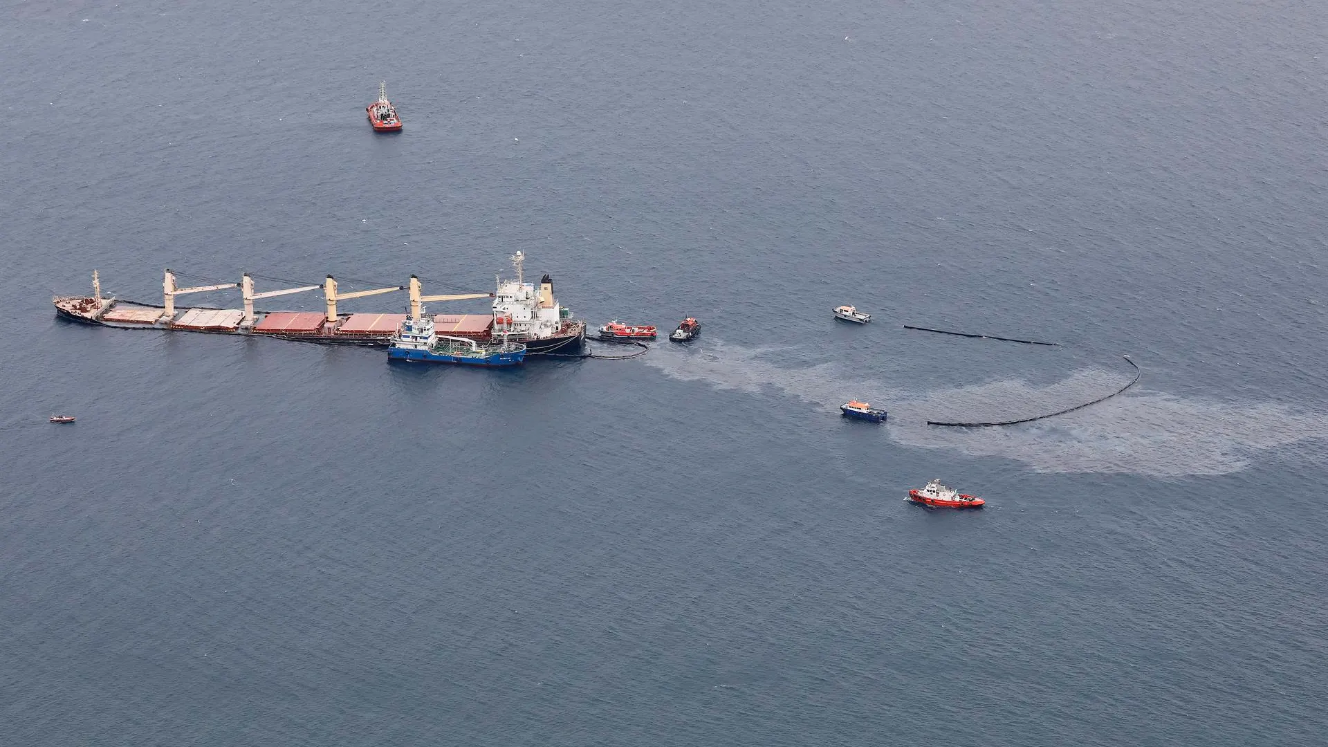 Fuga de fuel en Gibraltar: ya se ha extraído el 80% del combustible del buque semihundido