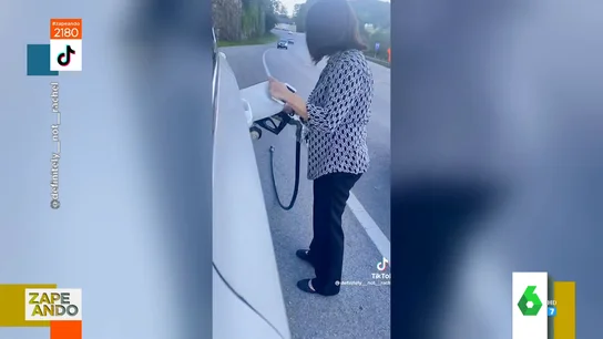 El surrealista robo de una mujer en una gasolinera: se lleva la manguera de repostar enganchada al surtidor y se da cuenta en mitad de la autopista El surrealista robo de una mujer en una gasolinera: se lleva la manguera de repostar enganchada al surtidor y se da cuenta en mitad de la autopista