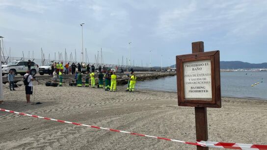 Cordón que señaliza el corte del acceso a la playa de Poniente, en La Línea de la Concepción (Cádiz)