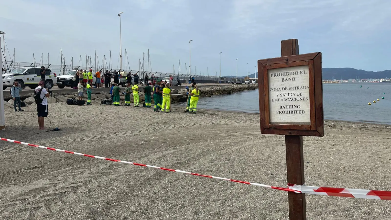Cordón que señaliza el corte del acceso a la playa de Poniente, en La Línea de la Concepción (Cádiz)
