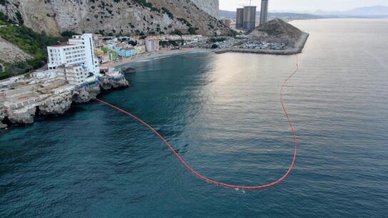 Barrera de seguridad para proteger la playa del Peñón