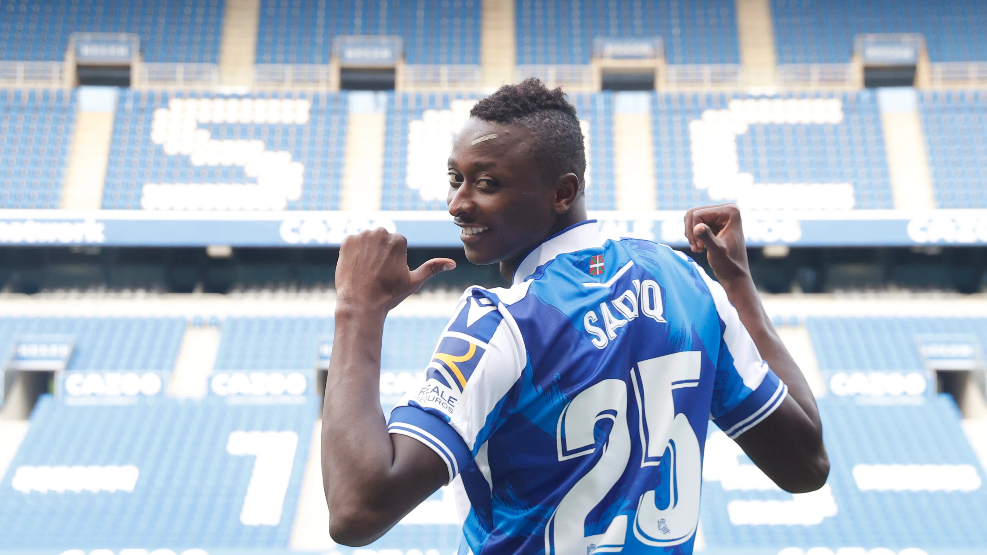 Umar Sadiq, en su presentación con la Real Sociedad