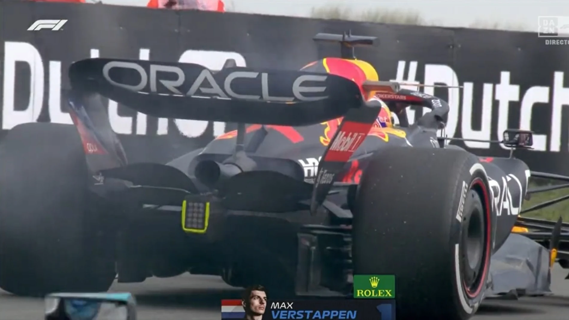 El Red Bull de Max Verstappen, echando humo en los Libres 1