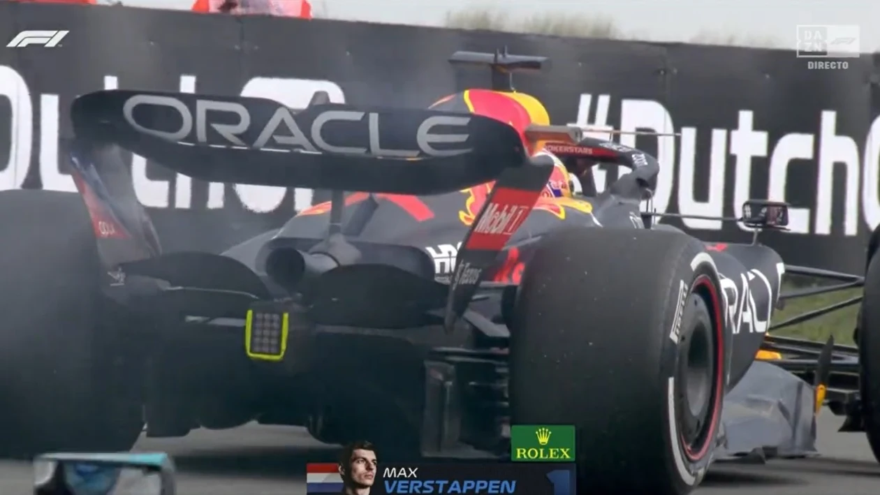 El Red Bull de Max Verstappen, echando humo en los Libres 1