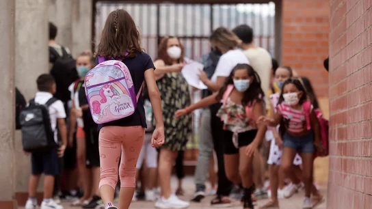 Imagen de archivo de una niña entrando en un colegio Imagen de archivo de una niña entrando en un colegio