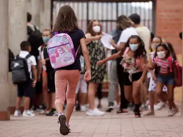 Imagen de archivo de una niña entrando en un colegio