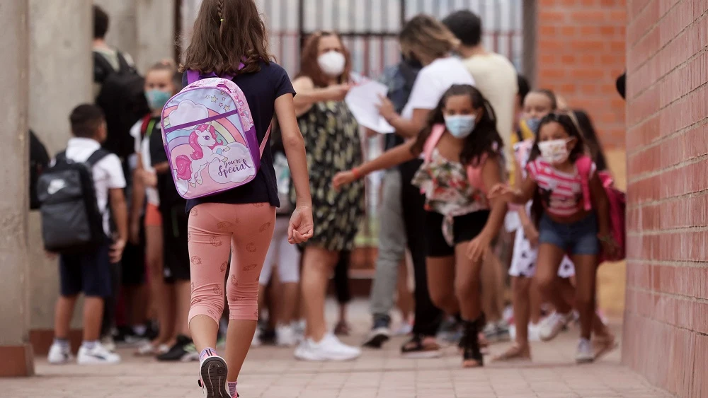 Imagen de archivo de una niña entrando en un colegio