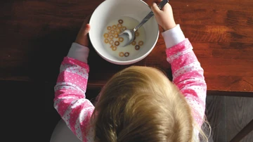 Una niña comiendo cereales. Una niña comiendo cereales.