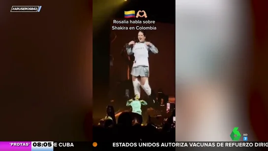 La reacción de Rosalía cuando un fan le regala una camiseta de Shakira La reacción de Rosalía cuando un fan le regala una camiseta de Shakira