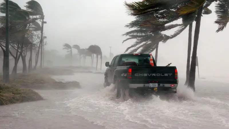 Un coche atraviesa una carretera inundada por el paso de un huracán en Cayo Hueso, Florida (Archivo)