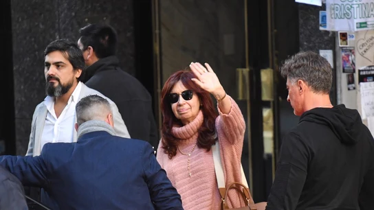 Cristina Fernández de Kirchner reaparece tras su intento de asesinato entre multitudinarias muestras de apoyo Cristina Fernández de Kirchner reaparece tras su intento de asesinato entre multitudinarias muestras de apoyo