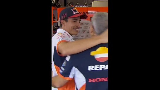 Marc Márquez devuelve la sonrisa a Honda: así fue su vuelta al box en Misano Marc Márquez devuelve la sonrisa a Honda: así fue su vuelta al box en Misano