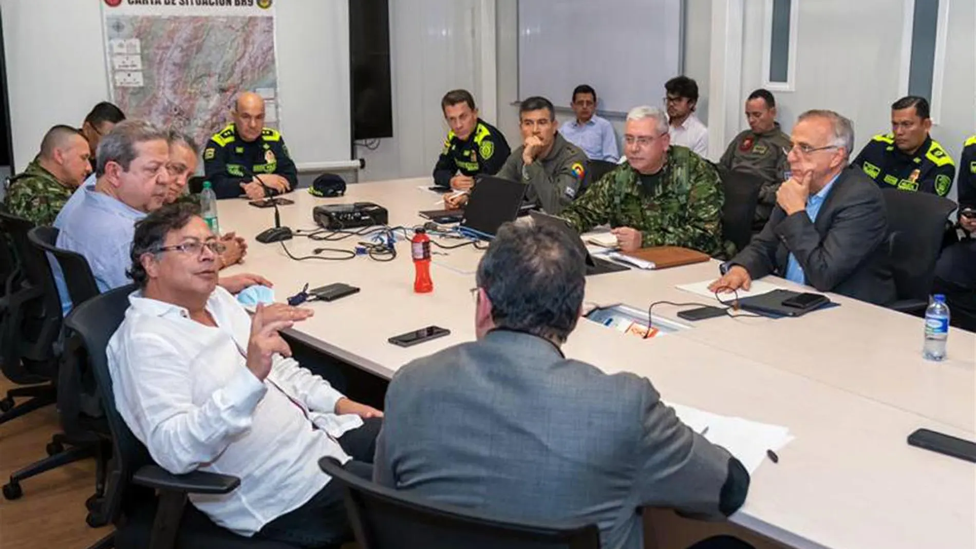 El presidente Gustavo Petro (i) durante una reunión con el ministro de Defensa colombiano, Iván Velásquez (d)