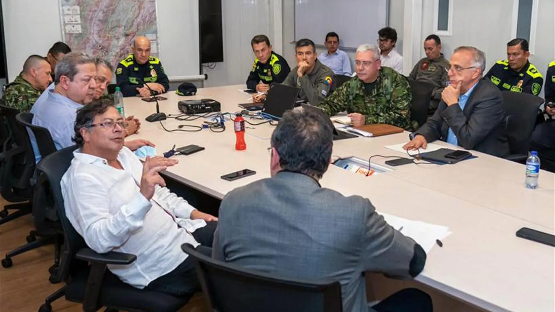 El presidente Gustavo Petro (i) durante una reunión con el ministro de Defensa colombiano, Iván Velásquez (d)