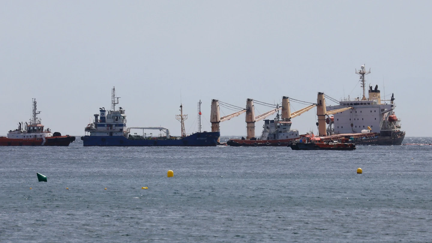 Llega petróleo a las playas de Gibraltar procedente del buque varado Llega petróleo a las playas de Gibraltar procedente del buque varado