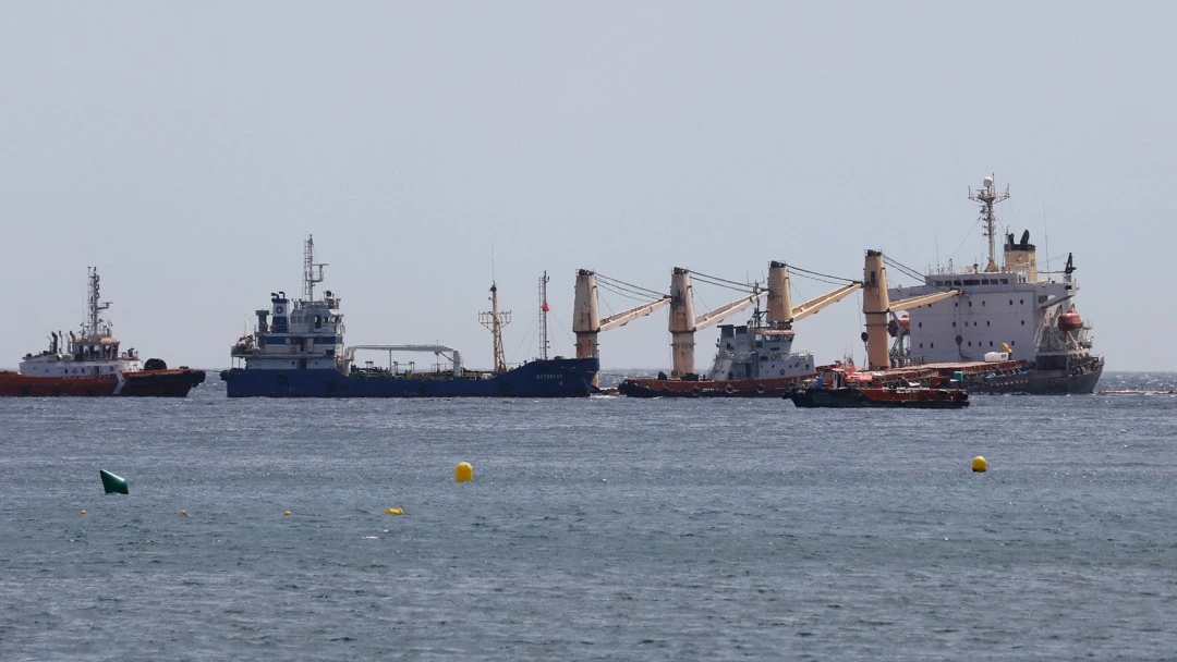 Llega petróleo a las playas de Gibraltar procedente del buque varado