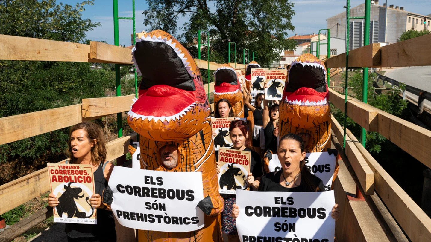 Denuncian disfrazados de dinosaurios que los "correbous son prehistóricos" Denuncian disfrazados de dinosaurios que los "correbous son prehistóricos"