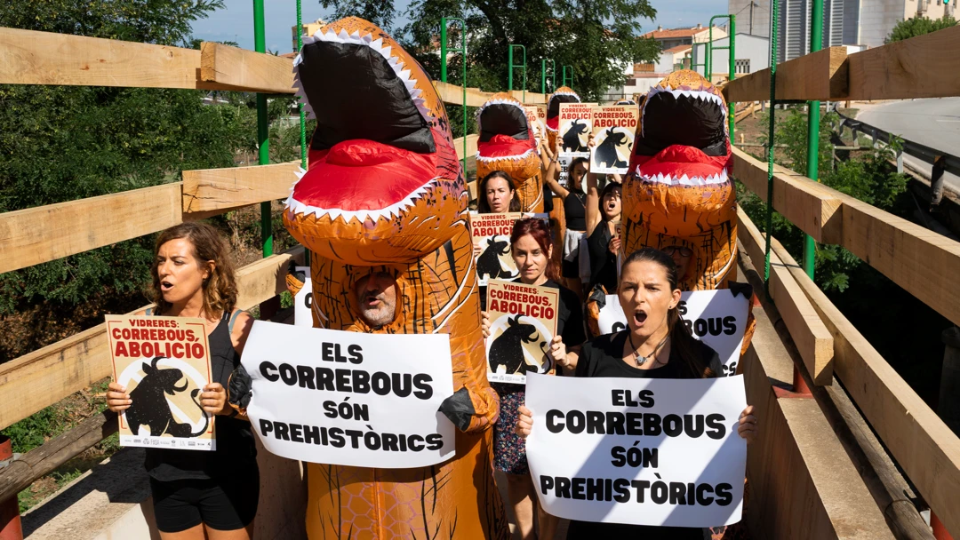 Denuncian disfrazados de dinosaurios que los "correbous son prehistóricos"