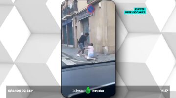 Impactantes imágenes: apuñala y roba a un hombre en la calle, a plena luz del día, y huye después en patinete