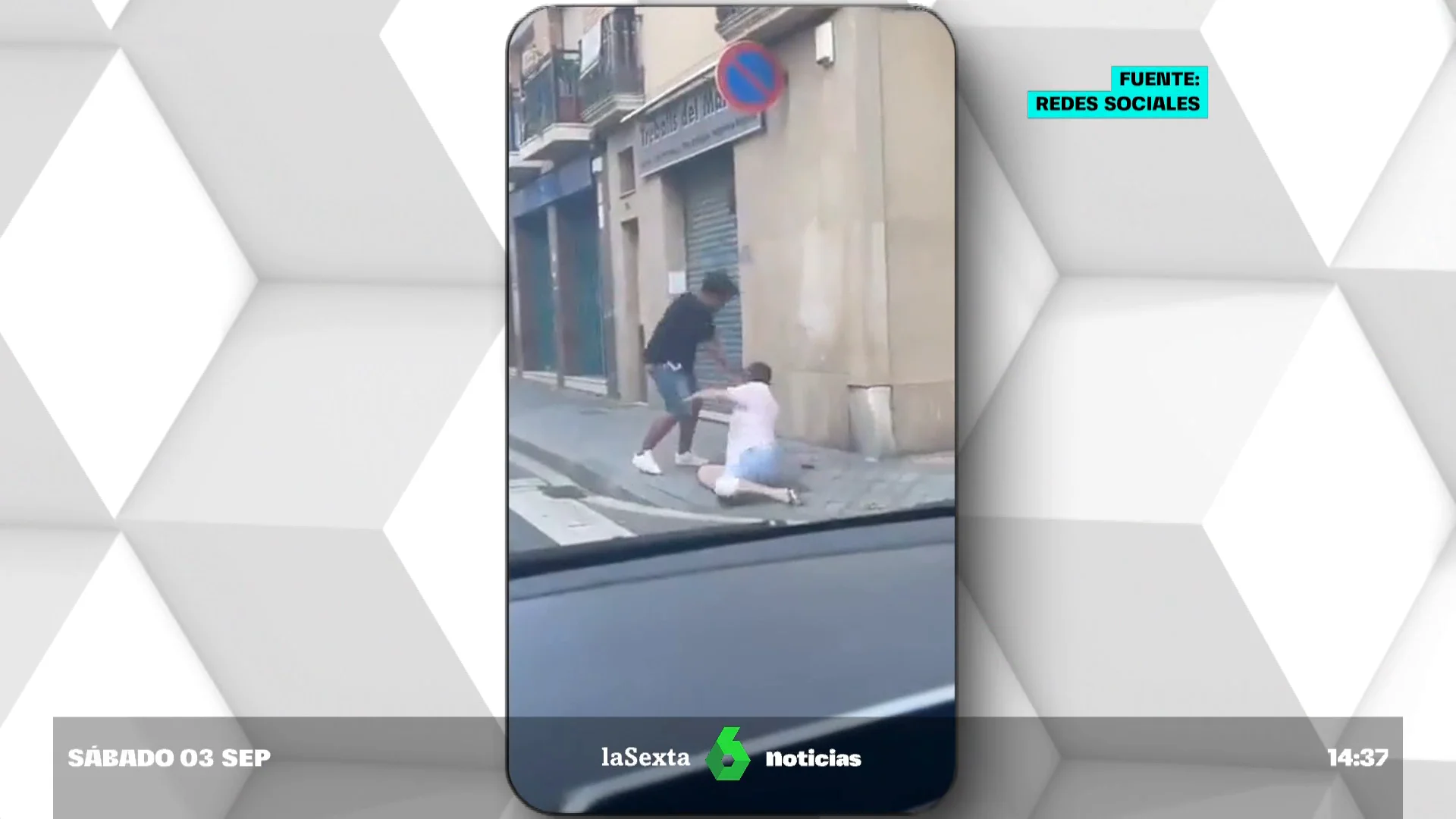 Impactantes imágenes: apuñala y roba a un hombre en la calle, a plena luz del día, y huye después en patinete