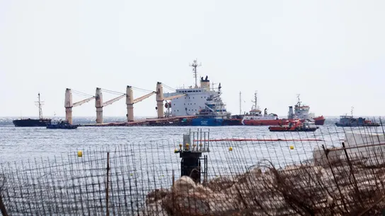 Instalan tres barreras de contención en torno al buque varado en Gibraltar para evitar la expansión del vertido Instalan tres barreras de contención en torno al buque varado en Gibraltar para evitar la expansión del vertido