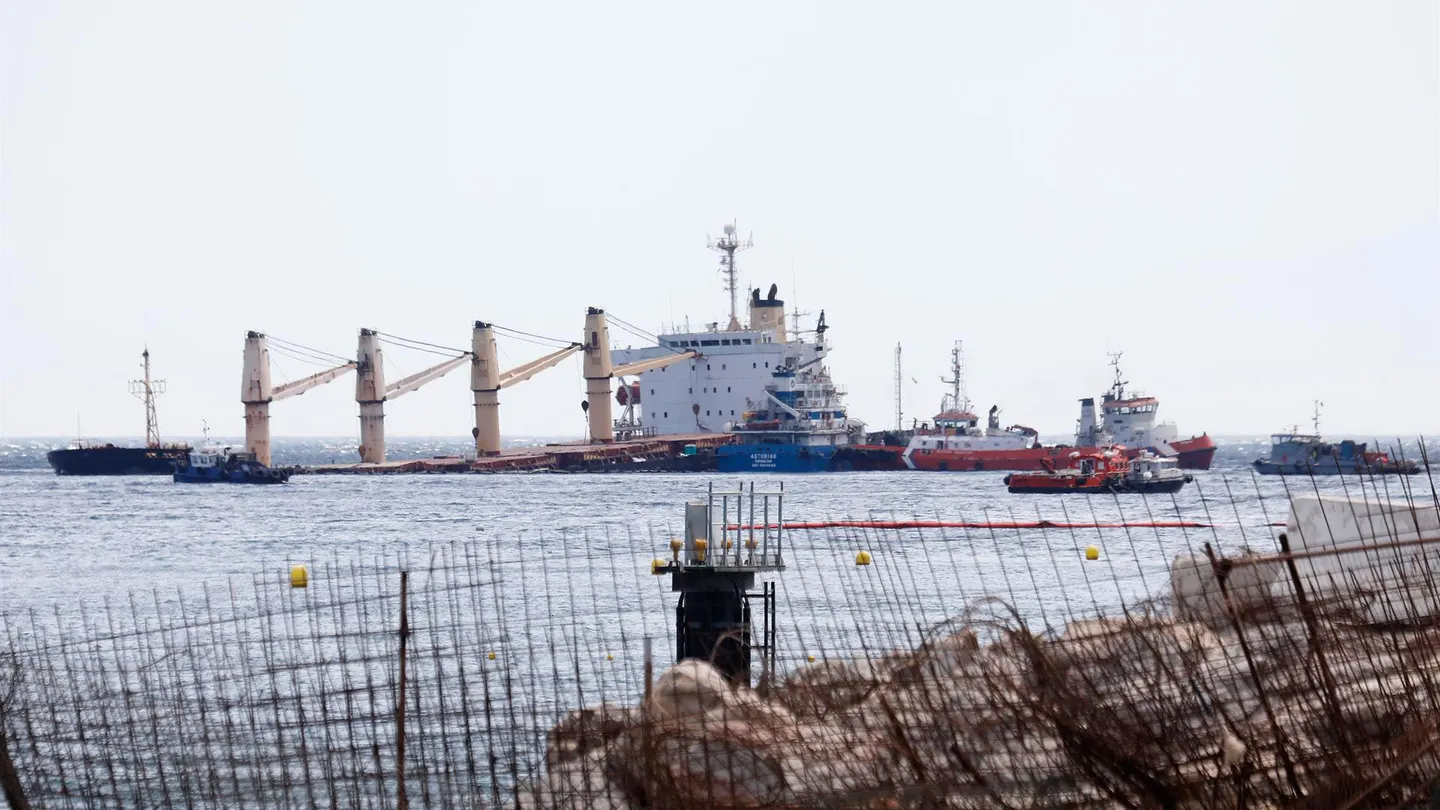 Instalan tres barreras de contención en torno al buque varado en Gibraltar para evitar la expansión del vertido Instalan tres barreras de contención en torno al buque varado en Gibraltar para evitar la expansión del vertido