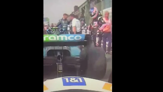 Fernando Alonso mira el Aston Martin tras la carrera de Zandvoort Fernando Alonso mira el Aston Martin tras la carrera de Zandvoort