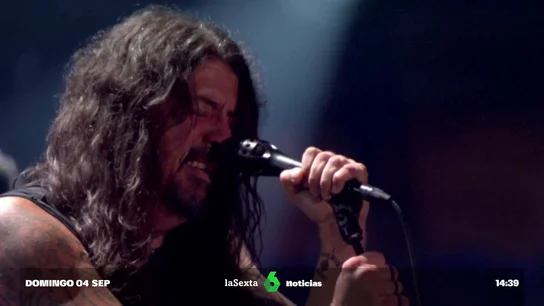 La emoción de Dave Grohl mientras canta junto al hijo de Taylor Hokins en el concierto-homenaje al batería de Foo Fighters La emoción de Dave Grohl mientras canta junto al hijo de Taylor Hokins en el concierto-homenaje al batería de Foo Fighters