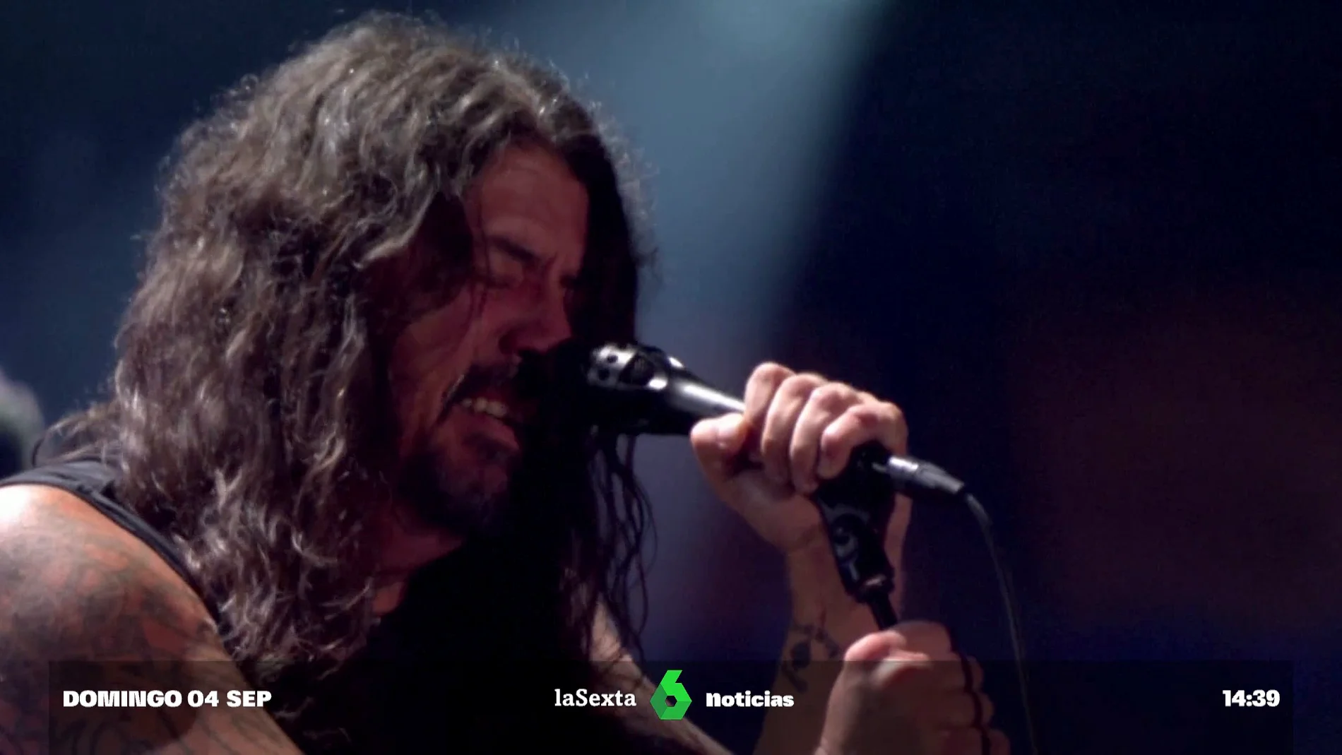 La emoción de Dave Grohl mientras canta junto al hijo de Taylor Hokins en el concierto-homenaje al batería de Foo Fighters
