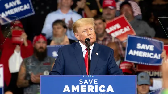 Trump realiza su primer mitin tras el registro cargando contra Joe Biden y el FBI Trump realiza su primer mitin tras el registro cargando contra Joe Biden y el FBI
